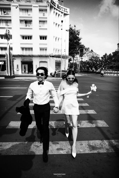 Cool Prewedding Photography, Vienna Engagement Photos, Pre Wedding Shoot Ideas Street, Pre Wedding Shoot Ideas City, Cool Pre Wedding Photoshoot, Sf Wedding Photos, Pre Nuptial Photoshoot Ideas, City Save The Date Photos, Wedding City Photoshoot