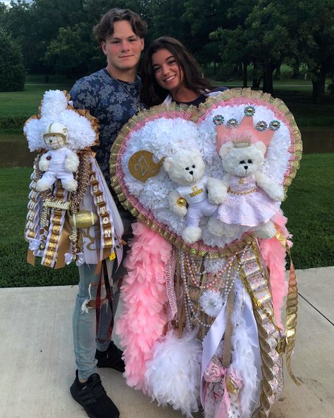 White Homecoming Mum, Red Quinceanera Ideas, Hoco Mums, Texas Mums, Homecoming Mums Senior, Senior Mums, Senior Homecoming, Texas Homecoming Mums, Mum Ideas