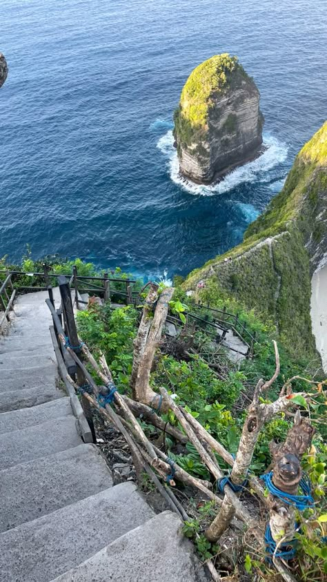 Kelingking beach Nusa Penida Nusa Penida Aesthetic, Kelingking Beach, Nusa Penida Bali, Nusa Penida, Bali Travel Photography, Bali Travel, Alam Yang Indah, Poses For Photos, Coffee And Books