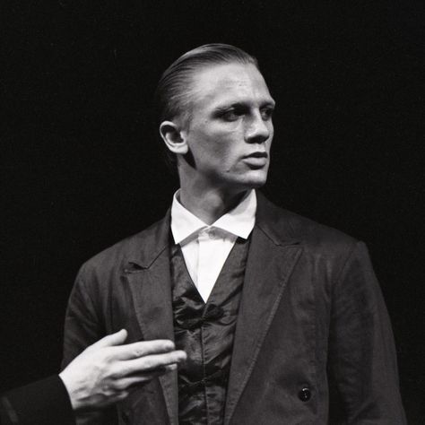 Theatrical promotional still of the National Youth Theater production of the William Shakespeare play "Romeo & Juliet", 1987. Daniel Craig as Paris. Daniel Craig Young, Daniel Craig Bond, Daniel Craig Style, Craig Bond, Daniel Craig 007, Daniel Graig, Quantum Of Solace, Daniel Craig James Bond, Youth Theatre