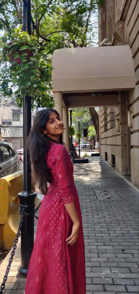 Kurti Photo Poses Aesthetic, Pooja Outfit Indian Simple, Poses In Traditional Outfit At Home, Poses With Kurta, Kurta Poses Women, Kurti Photoshoot Poses, Kurti Poses Aesthetic, Poses In Kurti For Instagram, Kurta Poses