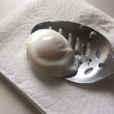 Packed eggs: Bring water to boil, slip eggs in pan, turn off heat, let sit for 3-5 min. Blot out the excess water. Easy Poached Eggs, Poaching Eggs, How To Make A Poached Egg, Perfect Poached Eggs, Slotted Spoon, Cooking For A Crowd, What's For Breakfast, Egg Dish, Breakfast Items