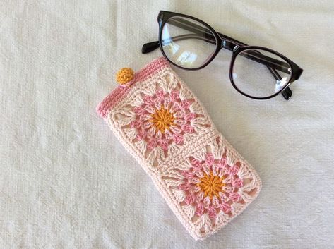 Crochet Sunglasses Case, Crochet Shop, Crochet Business, Crochet Inspo, Crochet Handbags Patterns, Fun Crochet Projects, Diy Crochet Projects, Yarn Projects, Crochet Home