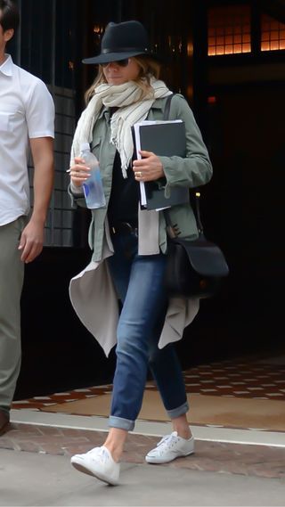 Jennifer Aniston bundles up cosy layers and a statement hat for autumn - we love her comfortable white trainers Layered Outfit, Statement Hat, Cold Autumn, Long Lasting Perfume, Autumn Days, Fall Layers, Layering Outfits, White Trainers, Casual Fall Outfits