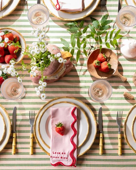 Summer garden party weather has arrived 🍓🌞🙌🏻 Styled & shot for @rockettstgeorge.co.uk with @beeholmesphotography 😊 Table Styling Photography, Floral Tablescapes Dinner Parties, Summer Dinner Party Tablescape, Dinner Party Set Up, Table Decorations Summer, Tomato Party, Italian Garden Party, Dinner Hosting Ideas, Garden Party Aesthetic