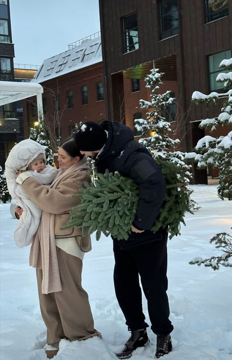 Wealthy Family Aesthetic, Christmas Family Aesthetic, Christmas Aesthetic Family, Family Christmas Aesthetic, Cute Family Goals, Christmas With Baby, Classy Family, Family At Christmas, Couple With Baby