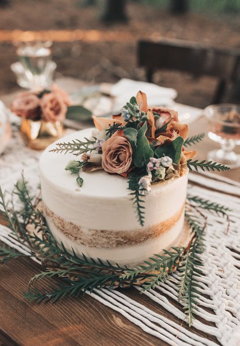 Boho Wedding Cake Single Tier, Single Layer Wedding Cake Rustic, Elopement Food, Half Naked Cake, Cake Designs Elegant, Woodsy Wedding Cake, Elopement Wedding Cake, Elopement Cake, Wedding Cake Designs Elegant