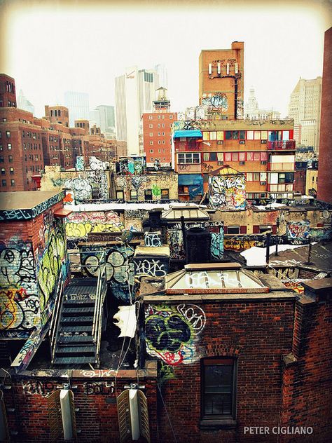 Grunge Wallpaper, Graffiti Tattoo, New York Graffiti, Graffiti Drawing, Lower Manhattan, Graffiti Prints, Street Art Graffiti, World Trade Center, City Aesthetic