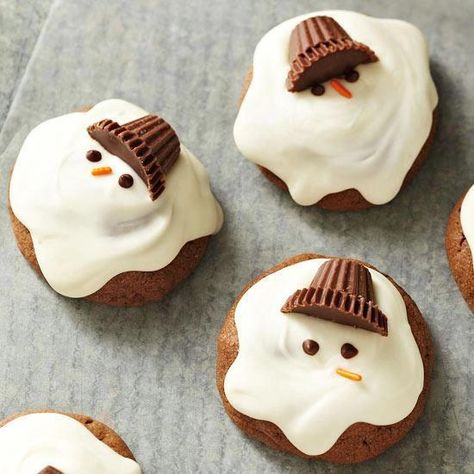 melting snowman cookies -  hat is 1/2 bite size peanut butter cup, nose is an orange sprinkle and the eyes are mini chocolate chips Melted Snowman Cookies, Melting Snowmen, Pastel Cupcakes, Torte Cupcake, Snowman Cookies, Cookies Decorated, Cookies Recipes Christmas, Holiday Baking, Holiday Cookies