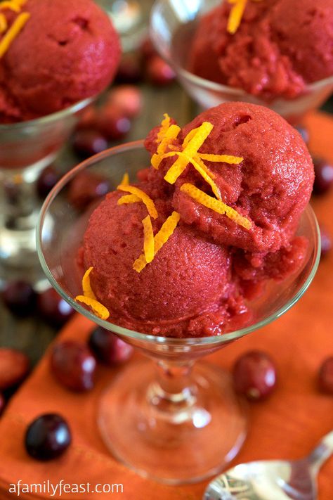 This sweet-tart Cranberry Orange Sorbet is a deliciously refreshing dessert! Cranberry Sorbet, Pulled Turkey, Champagne Sorbet, Best Ice Cream Maker, Chocolate Chip Pie, Mini Pumpkin Cheesecake, Toll House Chocolate Chip, Orange Sorbet, Best Thanksgiving Recipes