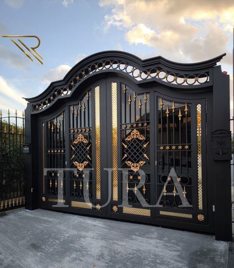 House Front Gate, Fencing Design, Classic House Interior Design, Amazing Gates, Grand Villa, Ranch Gates, Compound Wall Design, House Front Door Design, Home Gate Design