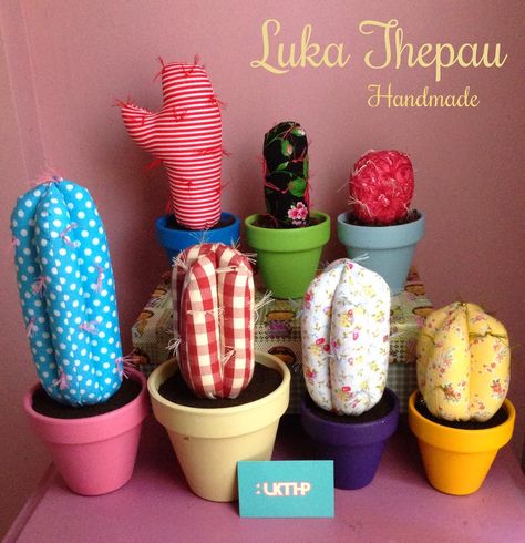 Aqui os muestro parte de la coleccion de cactus LUKA THEPAU,    cactus hechos a mano en tela estampada, varios tamaños y diametro de maceta... Cactus Plushie, Cactus Craft, Cactus Fabric, Cactus Pillow, Cactus Diy, Soft Toy Patterns, Crochet Cactus, Cactus Y Suculentas, Sewing Tips