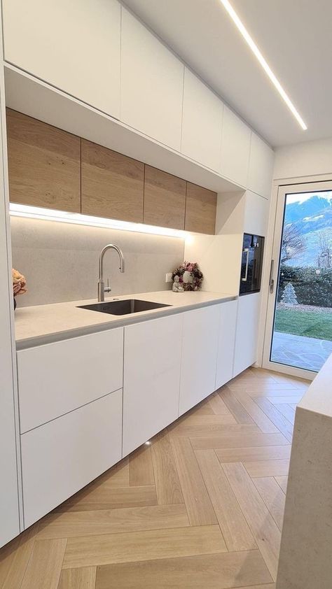 Flush White Kitchen Cabinets, European Cabinets Kitchen, Small Minimal Kitchen, Kitchen Wall Design Ideas, White Minimal Kitchen, Kitchen Wall Decorating Ideas, Diy Home Decor Kitchen, Stone Wall Decor, Small Modular Kitchen