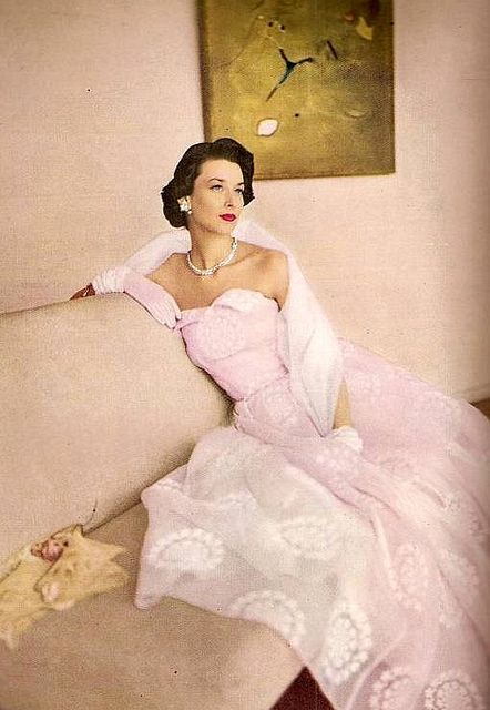 Dorian Leigh for Harper's Bazaar 1948 Dorian Leigh, Divine Fashion, Fashion 1940s, Lingerie Vintage, Vintage Fashion Photography, Vintage Couture, Vintage Glam, 1940s Fashion, Everything Pink