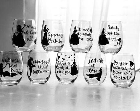 Cricut Wine Glasses, Disney Wine Glasses, Wine Glass Svg, Wine Glass Sayings, Diy Wine Glasses, Wedding Wine Glasses, Idee Cricut, Glitter Wine, Painted Wine Glasses