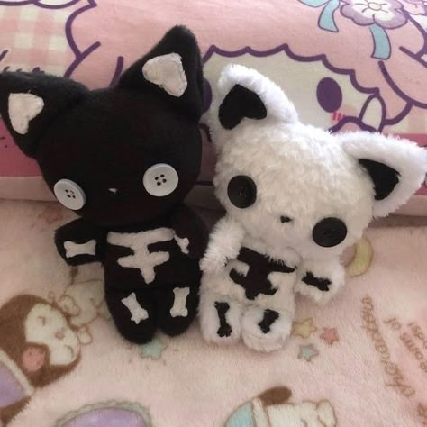 Creepy Stuffed Animals, Doll Plushies, Cute Sewing Projects, Tanah Liat, Plushie Patterns, Sewing Stuffed Animals, Kawaii Plushies, Fun Crochet Projects, Cute Stuffed Animals