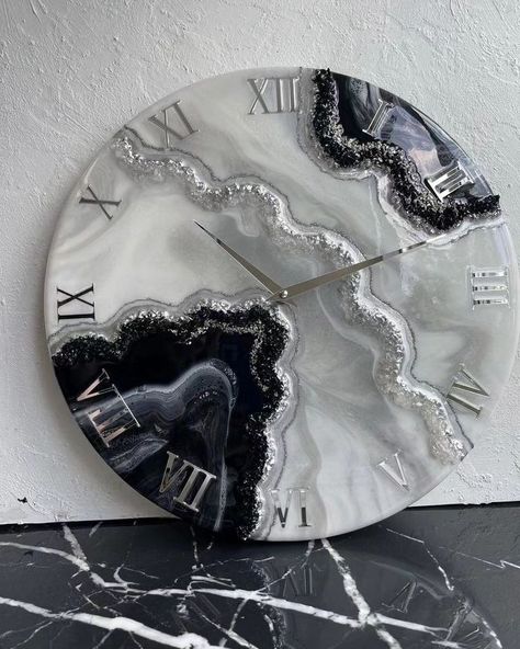 Resin wall clock is the best home decor items and also could be a great gift for your friends, relatives in any occasion.🦋🍃 @7_sisters_00 Resin Clock Ideas, Geode Clock, Resin Geode Wall Art, Diy Resin Gifts, Geode Wall Art, Resin Inspiration, Clock Resin, Living Room Marble, Resin Gifts