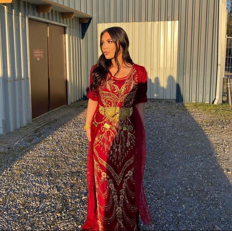 Jly Kurdi, Middle Eastern Clothing, Kurdish Dress, Kurdish Clothes, Arabic Clothing, Eastern Dresses, Classy Prom, Dresses Traditional, Henna Night