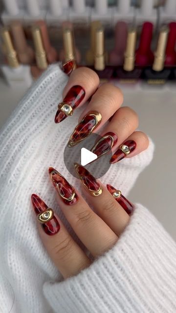 STEPH on Instagram: "tortoise shell + chrome = *chefs kiss* 🤌🏼

products:

🎀 @sweetienailsupply 🎀
(code STEPH for 💸 off, link in bio) 

- VALLA Palette 2 (VS36)
- DVOK MarbleFit Collection
- JIN.B Crazy Top Gel Thick 
- Jello Jello Real Gold Chrome 

#nails #nailinspo #korean #koreannails #nailart #inspo #tortoiseshell #chrome #chromenails #pressons #gelx #fallnails #fall #autumn #asmr #reels #explore" Gold Chrome Nails, Kiss Products, Chefs Kiss, Korean Nails, Turtle Shell, Gold Chrome, Toe Nail Art, Chrome Nails, Gold Nails