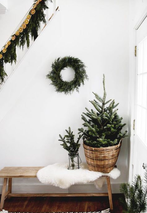 Simple Christmas decor for your home! #simplechristmas #christmasdecor #scandinavianchristmas Christmas Decor Trends, Boho Christmas Decor, Minimalist Christmas Decor, Minimal Christmas, Simple Christmas Decor, Christmas Decor Inspiration, Christmas Decorations Living Room, Simple Living Room, Natural Christmas