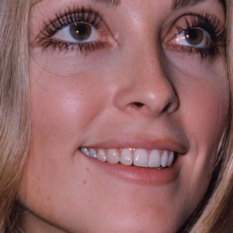 Sharon Tate Makeup, Doe Eye Makeup, 60s Makeup, 1960s Hair, 70s Makeup, Retro Makeup, 70s Aesthetic, Sharon Tate, Heath Ledger