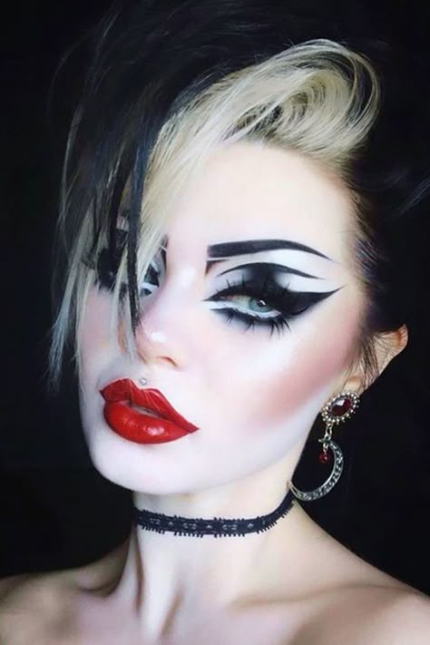 close-up portrait of a young, beautiful woman with goth eyeliner makeup look Goth Eyeliner, Maquillage Goth, Drag Ideas, Goth Eye Makeup, Eyeliner Ideas, Drag Make-up, Drag Queen Makeup, Punk Makeup, Alt Makeup