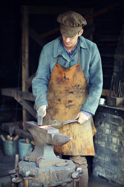 Blacksmith Hammer, Forging Knives, Blacksmith Tools, Environmental Portraits, Blacksmith Shop, Hot Iron, Figure Drawing Reference, Medieval Fantasy, Blacksmithing