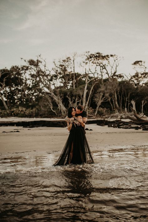 Black Wedding Couple Poses, Black Engagement Dress Photo Ideas, Viking Engagement Photos, Graveyard Engagement Photos, Southern Gothic Engagement Photos, Goth Beach Wedding, Dark And Moody Couple Photoshoot, Gothic Beach Wedding, Emo Engagement Photos