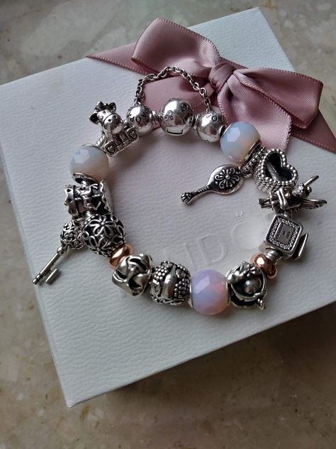 Pandora Bracelet Charms Ideas, Charm Bracelets For Girls, Pandora Bracelet Designs, Preppy Jewelry, Wrist Jewelry, Jewelry Quotes, Magical Jewelry, Jewelry Accessories Ideas, Bracelet Charms