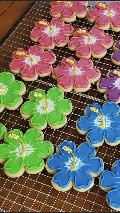 Moana Cookies, Hawaii Birthday Party, Tropical Birthday Cake, Alcohol Bottle Decorations, Hello Kitty Birthday Theme, Hawaiian Beach Party, Tropical Theme Party, Birthday Party Snacks, Luau Theme Party