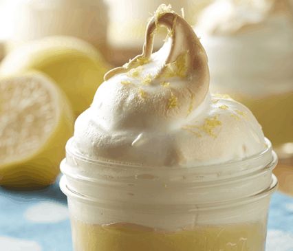 Mason Jar Lemon Pies with Meringue Clouds Meringue Clouds, Mason Jar Desserts Recipes, Florida Party, Lemon Sweets, Lemon Pies, Lemon Meringue Pie Recipe, Pie Cups, Jar Desserts, Mason Jar Desserts