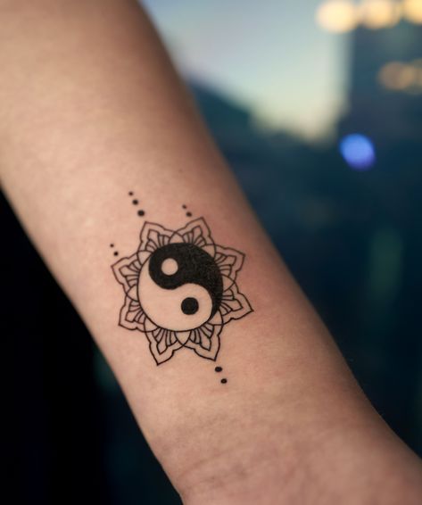 Ting Yang Tattoo Ideas, Yin Yang Wrist Tattoo, Ying Yang Flower Tattoo, Yin Yang Flower Tattoo, Black Fine Line Tattoo, Small Yin Yang Tattoo Ideas, Ying And Yang Tattoo, Denitslava Makeup, Wrist Tatoo