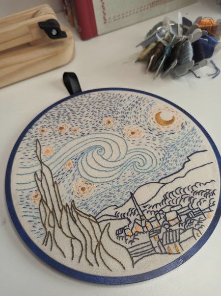 Bordado com representação da obra Noite Estrelada do Van Gogh, feito a mão em algodão cru. Feito em bastidor de mdf pintado de azul, de 20 cm de diâmetro. Van Gogh, 20 Cm, Van, Quick Saves