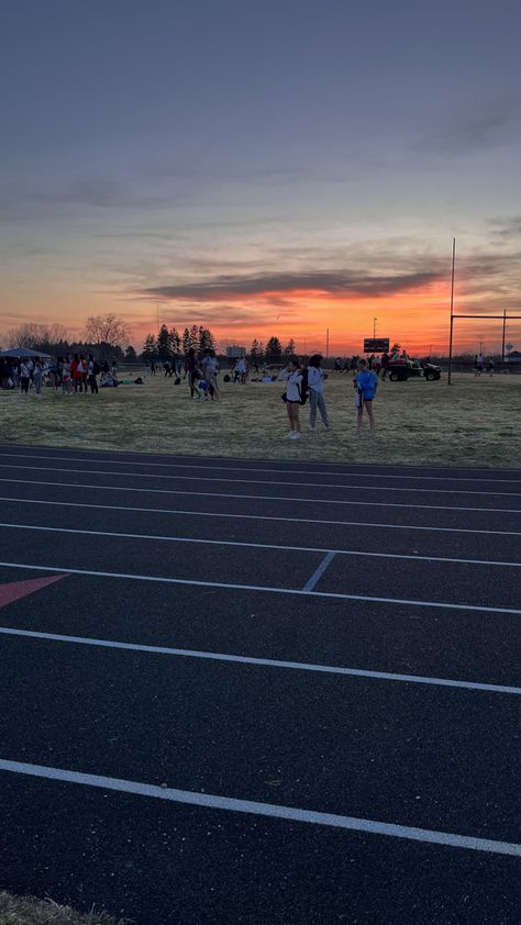 Black Track Aesthetic, Track Wallpaper Aesthetic, Track And Field Athlete, Aesthetic Sunset, Sunset Aesthetic, Sunset Wallpaper, 2024 Vision, Food Stuff, Track And Field