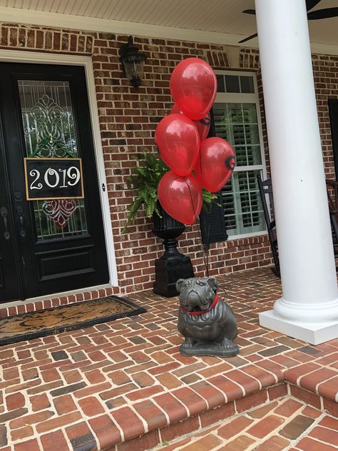 Uga Graduation Party, Uga Graduation, Creative Graduation Party Ideas, Graduation Party Ideas, Entry Way, Grad Party, Grad Parties, School Days, Graduation Party