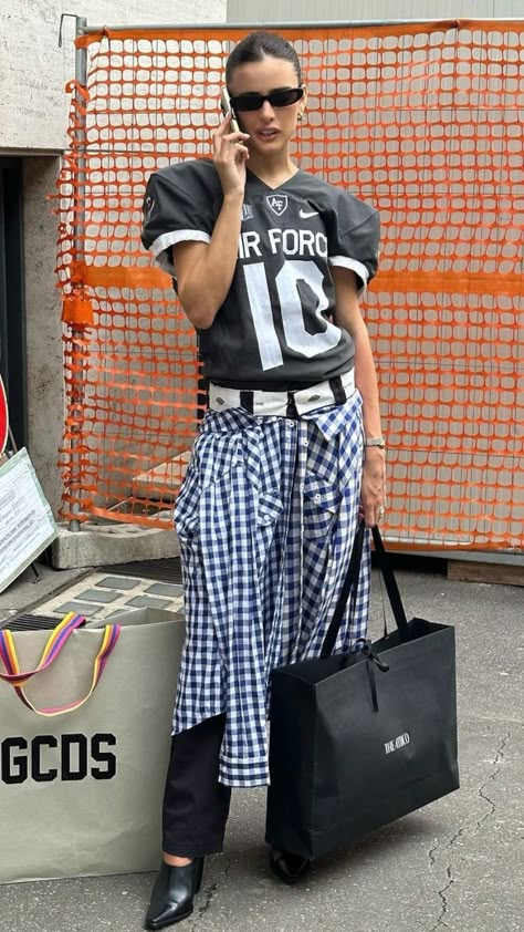 Football Match Outfit Women, Blokette Aesthetic, Runway Styling, Preppy Picnic, Missoni Fashion, Sporty Fashion, Oversize Tshirt, Turquoise Belt, Mob Wife