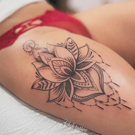 Tatuaje: Flor de loto por Steve Savard, Chik Tattoo - Tatuajes para Mujeres Tattoo Future, Mandala Hip Tattoo, Flower Hip Tattoos, Lotus Tattoos, Side Hip Tattoos, Tattoo Pierna, Side Hand Tattoos, Side Thigh Tattoos, Flower Thigh Tattoos