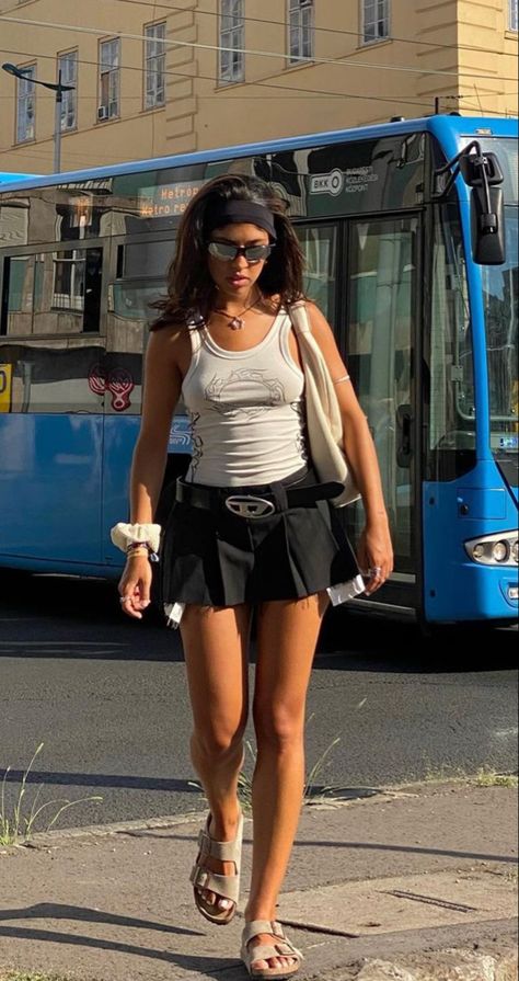 Micro Mini Skirt Outfit, Mini Skirt Outfit Summer, Mini Skirts Outfits Summer, Genderfluid Fashion, Sick Fits, Mini Skirts Fashion, Plated Skirt, Skirt Outfit Summer, Mini Skirt Outfit