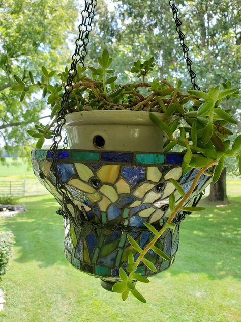 Tiffany Lamp Shade Repurpose, Upcycle Lamps, Lamp Repurpose, Upcycle Lamp, Gardening Design Diy, Tiffany Lamp Shade, Plant Hanging, Gardening Design, Topiary Garden