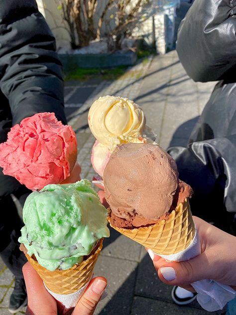 Ice Cream With Friends Aesthetic, Ice Cream Friends Aesthetic, Friends Ice Cream Aesthetic, Ice Cream Pictures With Friends, Friends Eating Ice Cream, Getting Ice Cream With Friends, Summer Aesthetic Ice Cream, Friends Eating Ice Cream Aesthetic, Ice Creme Aesthetic