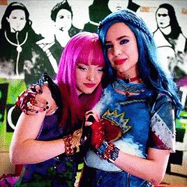 Mal And Evie Descendants, Mal Descendants 2, Descendants Music, Evie And Mal, Descendants Videos, Disney Descendants Characters, Mal And Ben, Disney Descendants 2, Queen Of Mean