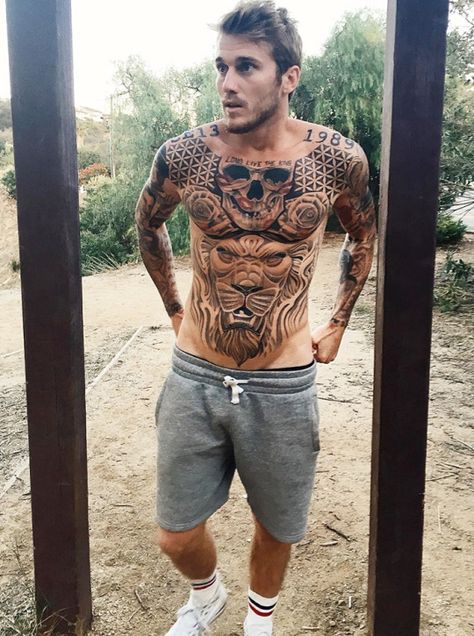 3Hƒ0® | #Jtatts Man With Tattoos, Tattoos Masculinas, Tatto Boys, King Tattoos, Geniale Tattoos, Chest Tattoo Men, Cool Tattoos For Guys, Inked Men, Hot Tattoos