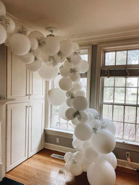 White balloons with babys breath Balloon Arch With Baby Breath, White Balloon Garland With Flowers, White Balloon Arch, Baloon Garland, Pearls Wedding Theme, Pearl Balloons, Bridal Shower Balloons, Diy Photo Backdrop, Backyard Weddings