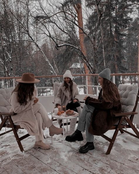 Cabin Weekend Outfit, Winter Aesthetic Nails, Dinner Recipes Winter, Aesthetic Wallpaper Winter, Winter Aesthetic Cozy, Winter Aesthetic Outfit, Winter Aesthetic Wallpaper, Curvy Winter Outfits, Archeron Sisters