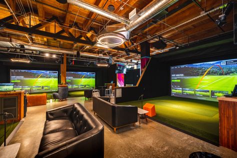 Golf Bar Ideas, Golf Simulator Business, Golf Simulator Bar, Golf Studio, Golf Lounge, Sport Bar Design, Gentleman Club, Golf Bar, Indoor Golf Simulator