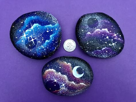 galaxy rock Art Coquillage, Stone Art Painting, Painted Rocks Craft, Painted Rocks Diy, Rock Painting Ideas Easy, Rock Painting Patterns, Mandala Rocks, Galaxy Painting, Galaxy Art