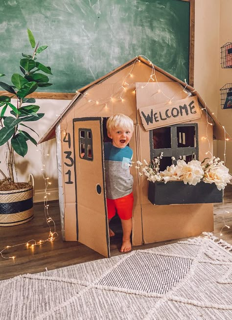 Diy Cardboard Playhouse, Playhouse For Kids, Cardboard Play, Cardboard Crafts Kids, Cardboard Playhouse, Carton Diy, Diy Playhouse, Cardboard Crafts Diy, Cardboard Box Crafts