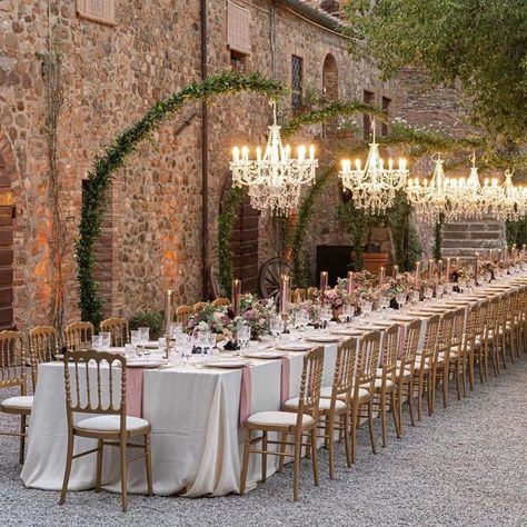 Outdoor Dinner Party Chandelier, Chandelier For Outdoor Wedding, Tuscan Style Tablescapes, Wedding Table Chandelier, Italian Dinner Party Tablescape Tuscan Wedding, Nancy Myers Wedding Aesthetic, Wedding Places Outdoor, Outdoor Chandelier Wedding, Small Italian Wedding