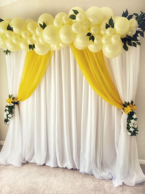 The bright, colorful backdrop is gorgeous! The green leaves compliment the yellow balloons perfectly! Use this backdrop at your next brunch or summer event. To see more decorations or book our services, please click on the link below. Haldi Backdrop, Drátěná Socha, Hiasan Perkahwinan, Haldi Ceremony Decorations, Simple Stage Decorations, Birthday Decorations At Home, Majlis Perkahwinan, Wedding Background Decoration, Gubahan Bunga