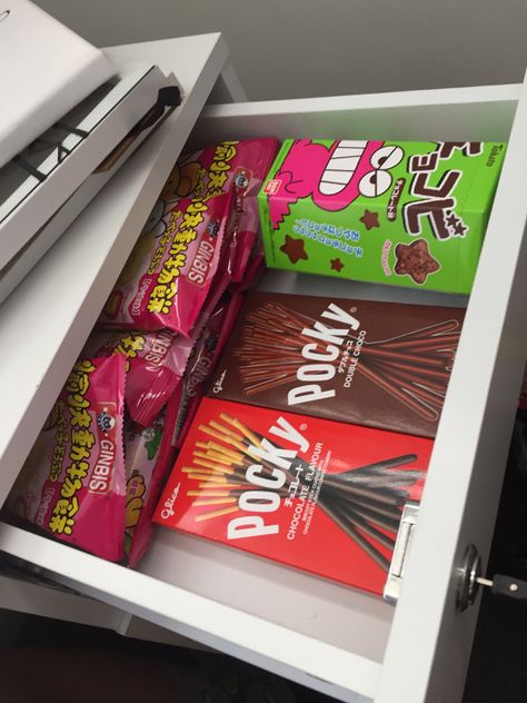 Snack Drawer Aesthetic, Snacks Drawer, Sleepover Snacks, Chocolate Packaging Design, Grocery Foods, Cute Snacks, Chocolate Packaging, Fruit Drinks, Food Goals